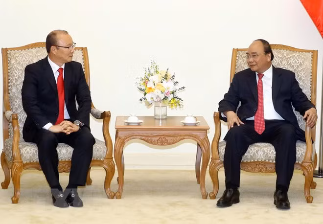 Prime Minister hosts men’s football coach Park Hang-seo ảnh 1 Prime Minister hosts men’s football coach Park Hang-seo ảnh 1