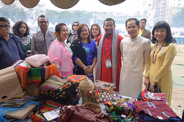 Vietnam’s handicrafts, traditional costumes introduced in Bangladesh ảnh 1