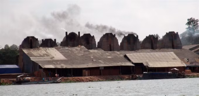 Pollution hotspots need much stricter control ảnh 1