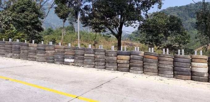 Rubber tyre wall installed along dangerous mountain pass ảnh 1