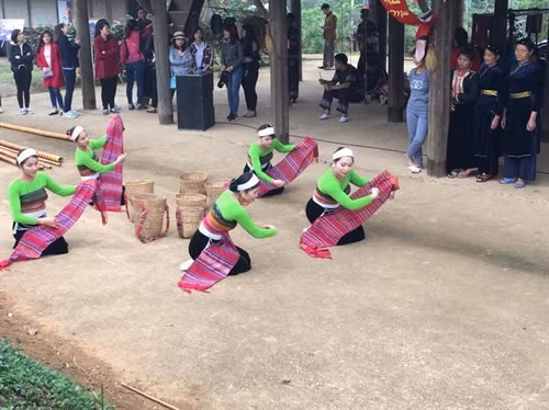 Xoe Thai seeks title of intangible cultural heritage ảnh 1