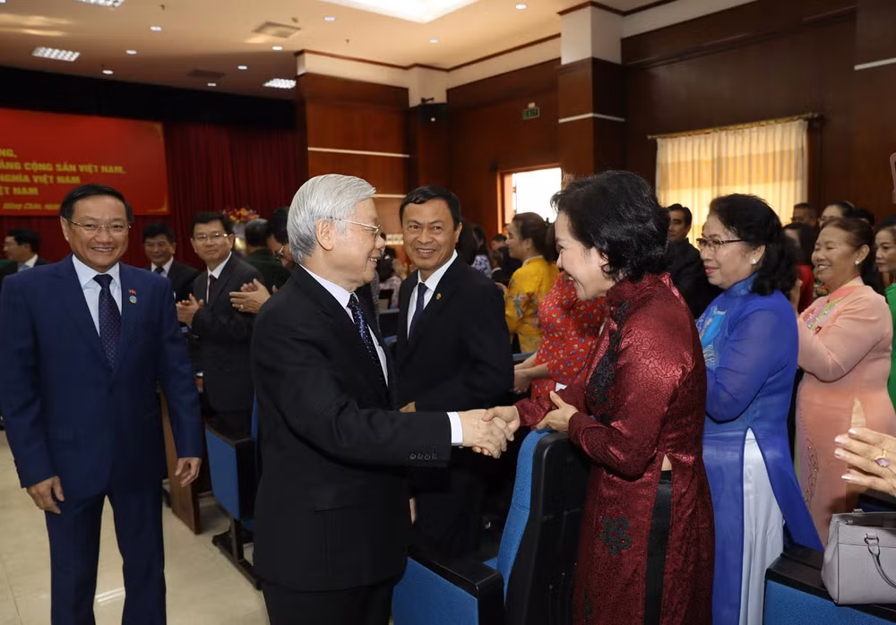 Top leader meets Vietnamese expatriates in Laos ảnh 1