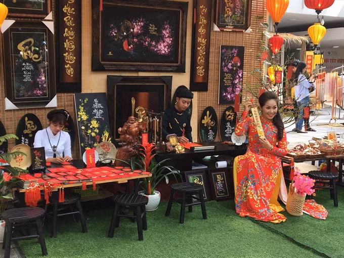 Traditional calligraphy markets open for Tet ảnh 1