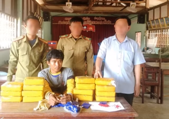 Quang Tri: Lao man arrested for smuggling 94,000 meth pills ảnh 1