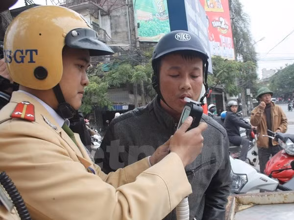 Over 40 percent of HCM City youths show alcohol abuse signs ảnh 1