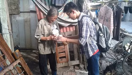 Student-run food bank helps to feed poor people ảnh 1
