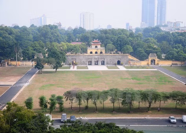 Objects on Thang Long citadel presented to Ho Chi Minh City ảnh 1