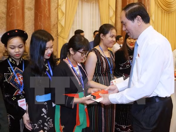 President greets outstanding ethnic minority students ảnh 1