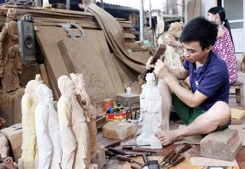 Income increases fast for workers in Vinh Phuc’s craft villages ảnh 1
