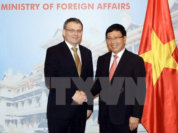 Deputy PM Minh holds talks with Czech Foreign Minister ảnh 1