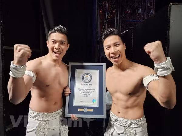 Circus artists Quoc Co, Quoc Nghiep set new world record ảnh 3 Circus artists Quoc Co, Quoc Nghiep set new world record ảnh 3