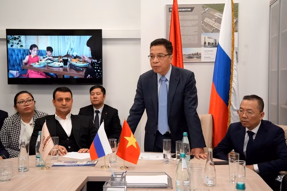 Embassy delegation visits businessmen in Moscow-based Sadovod shopping complex ảnh 1