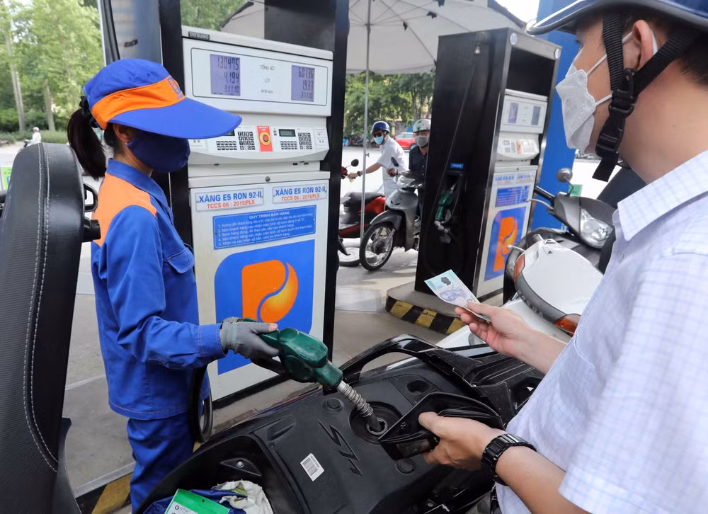Petrol prices up, oil rices down in latest adjustment ảnh 1