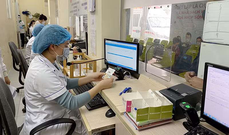 Nearly 11.8 million people use chip-based ID cards to access healthcare services ảnh 1
