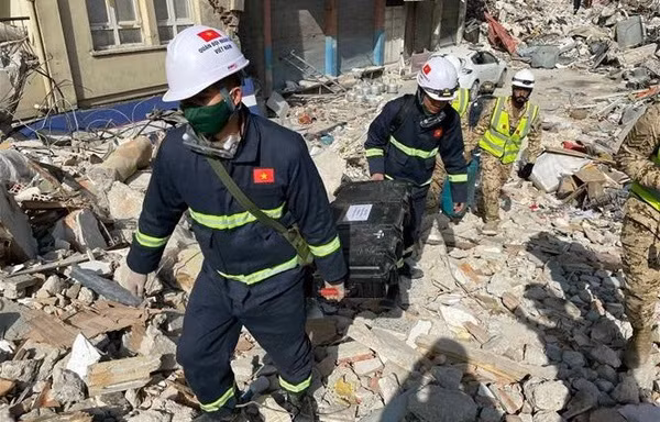 Vietnamese military rescue force discovers earthquake victim points in Turkey ảnh 2