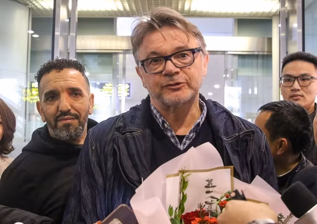 Troussier arrives in Hanoi, ready to sign contract ảnh 1