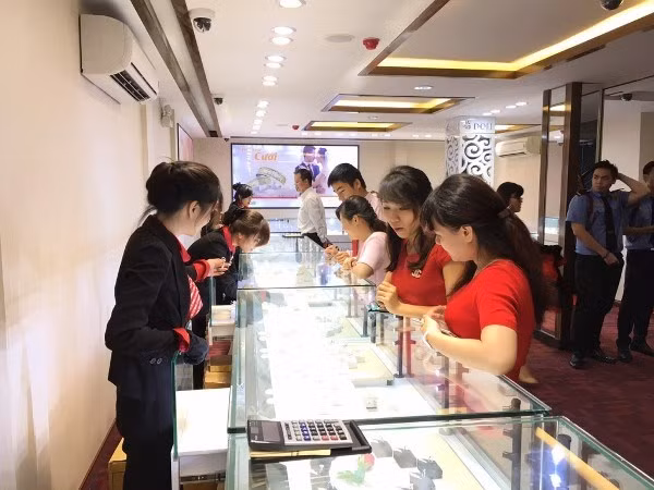Gold prices take nosedive following two-year high ảnh 1 Gold prices take nosedive following two-year high ảnh 1