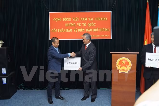 Overseas Vietnamese pay tribute to heroic martyrs ảnh 1
