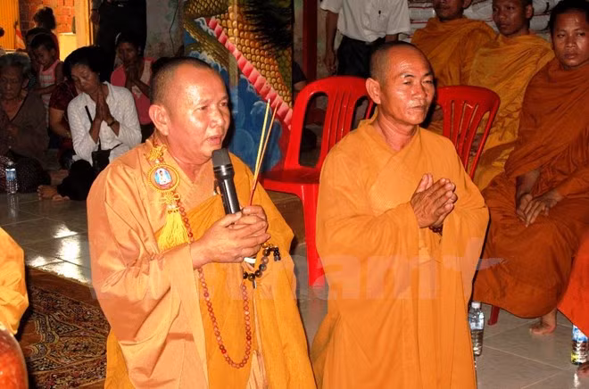 OVs in Cambodia offer incense to martyrs ảnh 1 OVs in Cambodia offer incense to martyrs ảnh 1