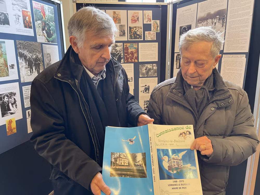 Book, exhibition mark Paris Peace Accords anniversary in France ảnh 2