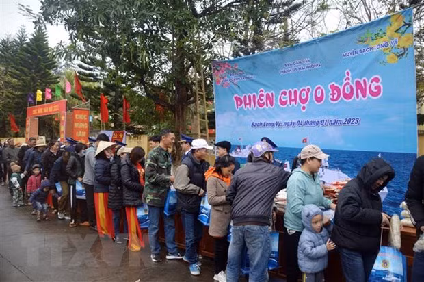 Activities held to bring Tet to Bach Long Vi island district residents ảnh 1
