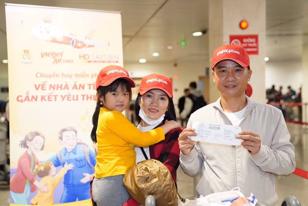 500 disadvantaged workers return home for Tet on Vietjet flights ảnh 1