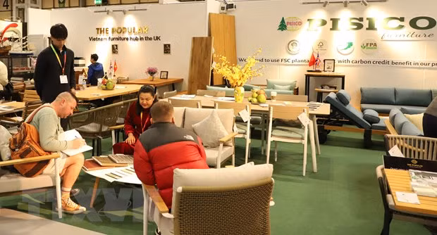 Vietnamese furniture products introduced at UK exhibition ảnh 1