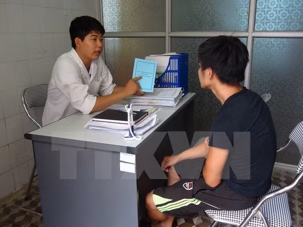 New handbook on HIV/AIDS treatment released ảnh 1