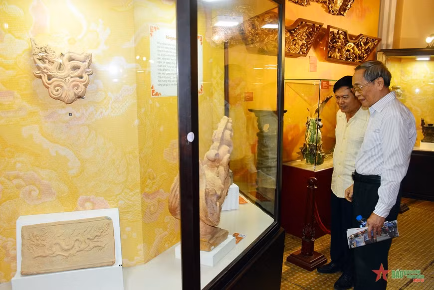 Antiques with dragon images displayed in HCM City ảnh 1