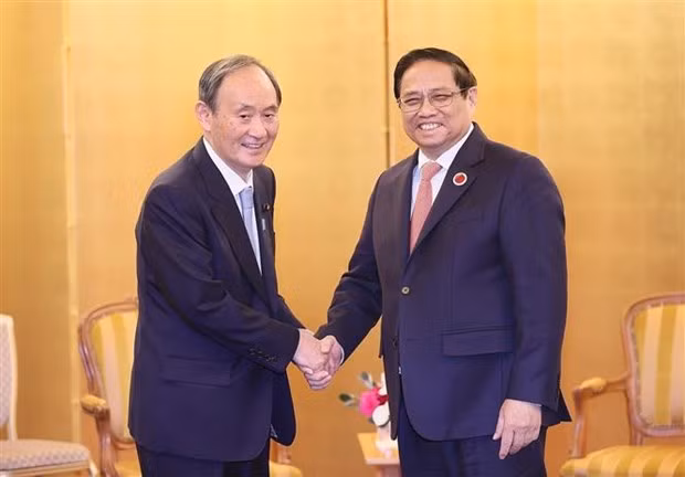 PM meets with former Japanese PM, Singaporean counterpart in Tokyo ảnh 1