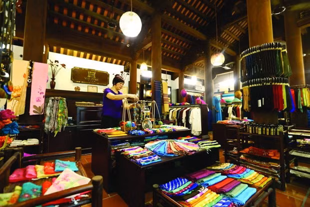 Online sale now irreversible for Hanoi’s craft villages: Insiders ảnh 2