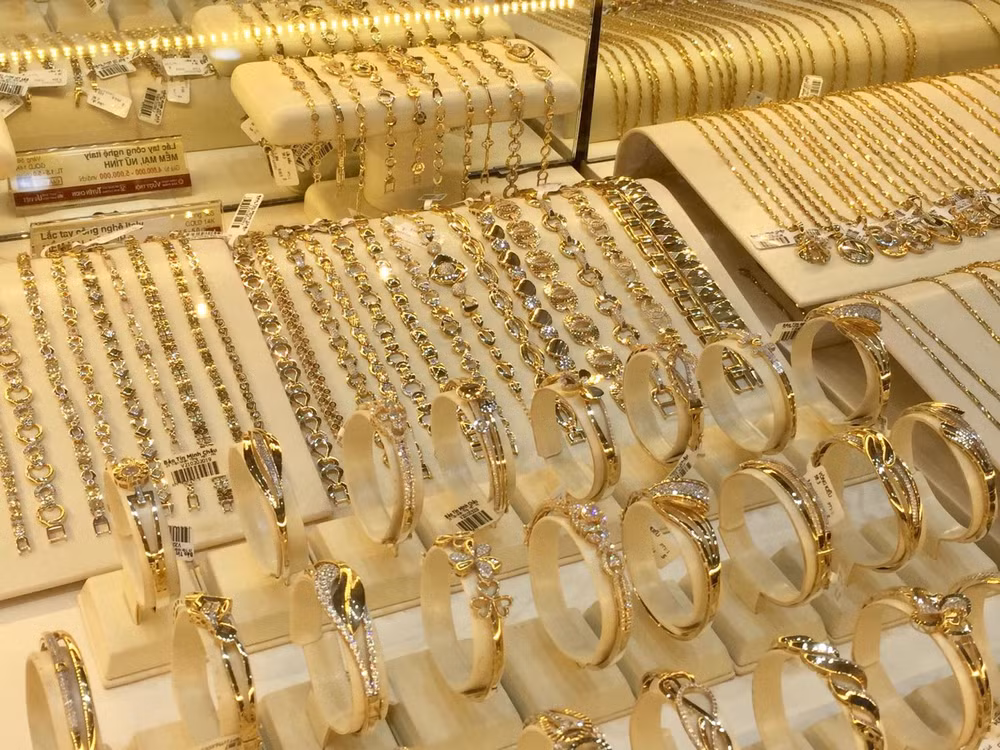 Domestic gold prices hit new record high ảnh 1