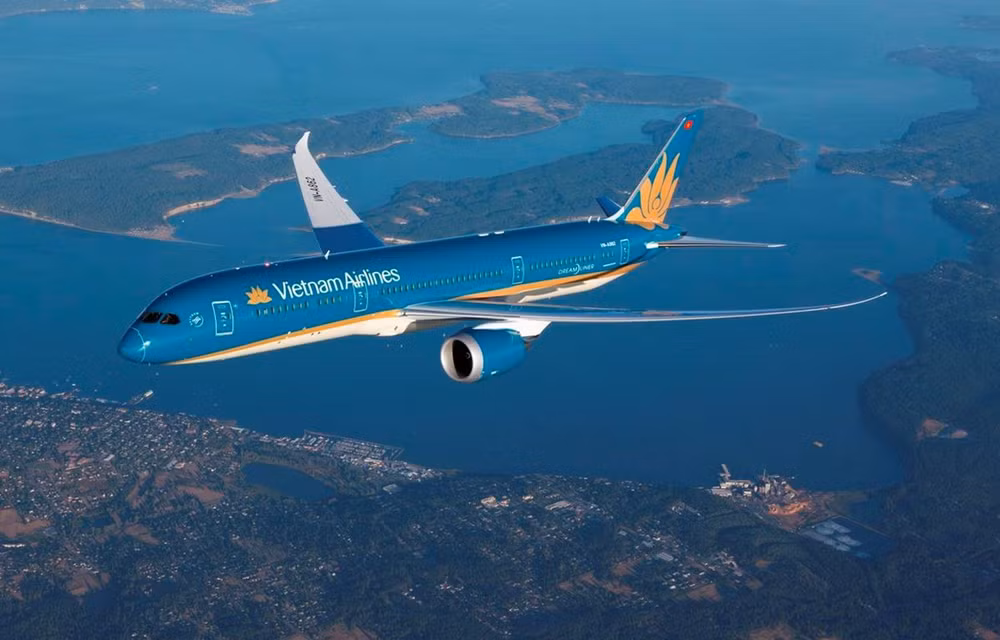 Vietnam Airlines launches new services on Hanoi-HCM City route ảnh 1
