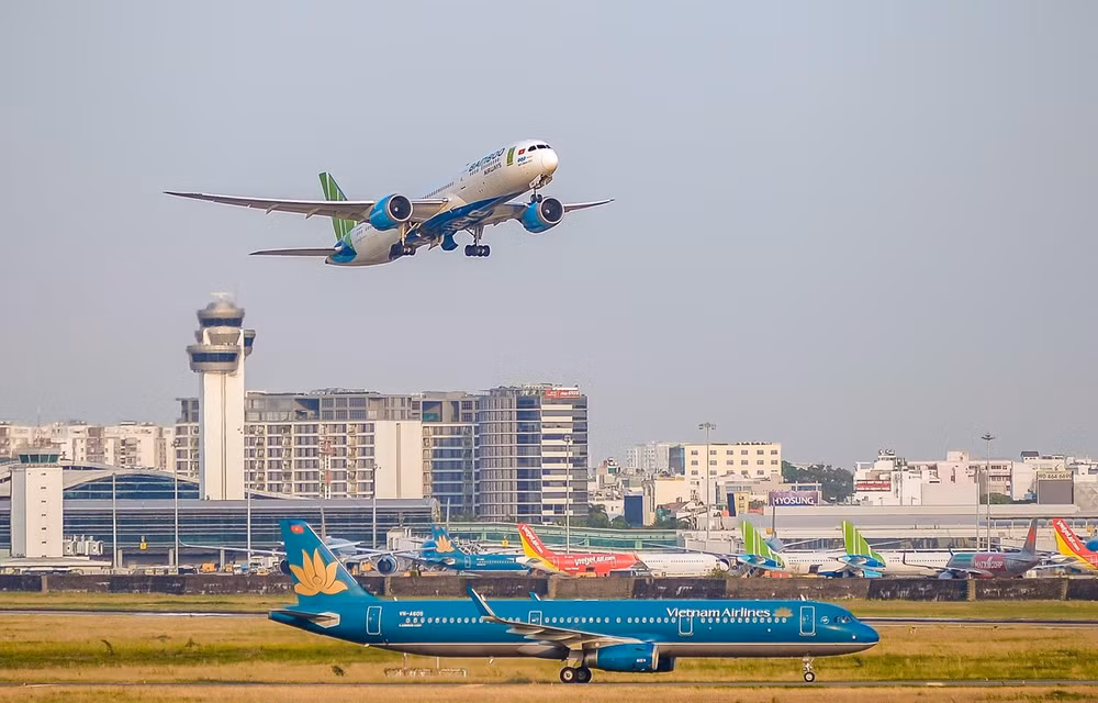 Aviation sector falls from peak to bleak season due to COVID-19 pandemic ảnh 1
