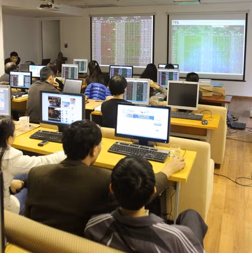 Mining, auto stocks lift markets ảnh 1
