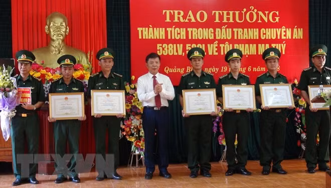 Quang Binh awards units, individuals for smashing two drug cases ảnh 1