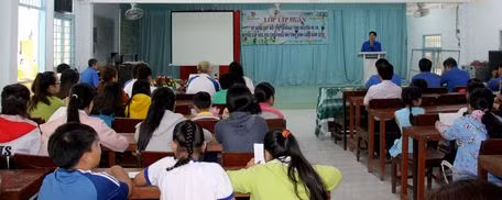 Vinh Long launches swimming course to students, teachers ảnh 1