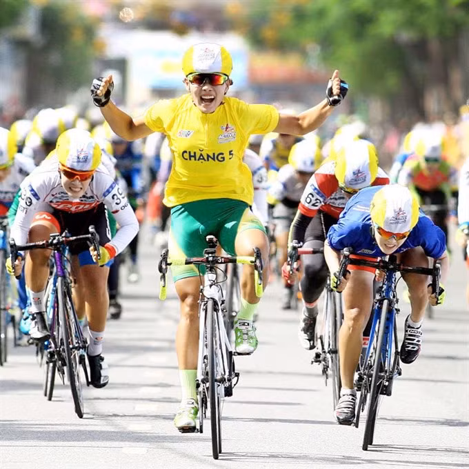 Cyclist Nguyen Thi That wins Belgium cycle race ảnh 1