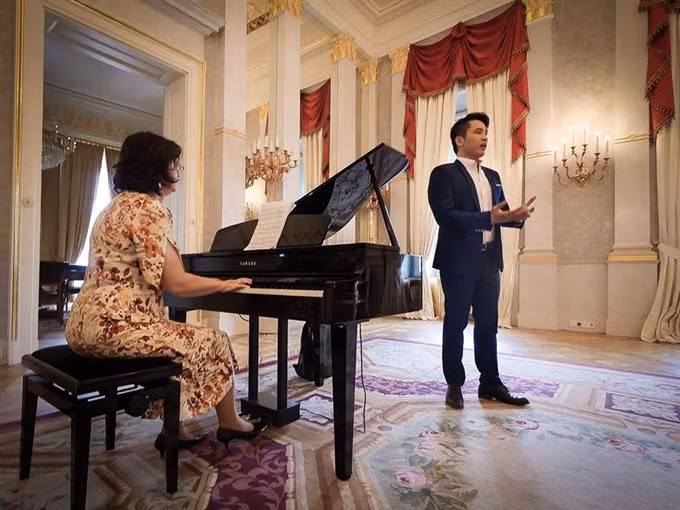 Vietnamese student wins Hungarian singing contest ảnh 1