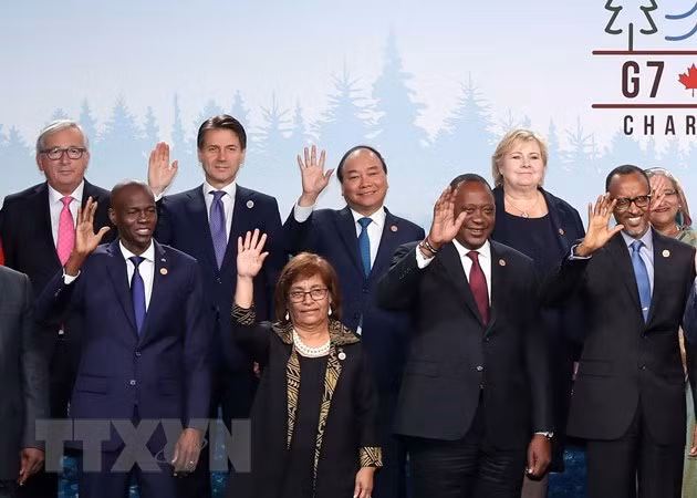 PM addresses G7 Outreach Summit ảnh 1