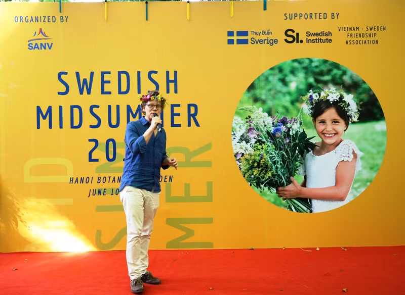 Friendly exchange held to mark Sweden’s Mid-summer Day ảnh 1
