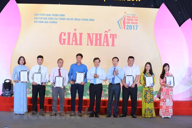 Winners of National External Information Service Awards 2017 honoured ảnh 1
