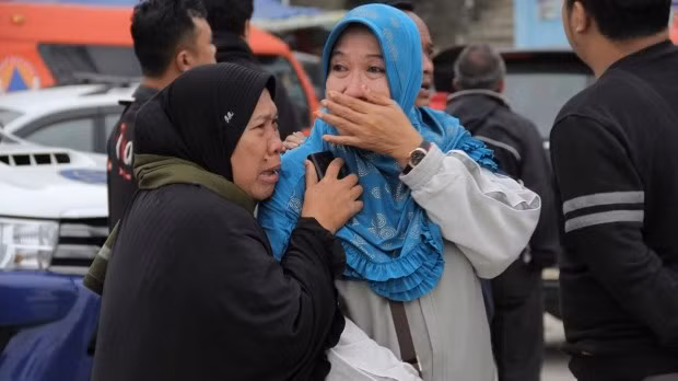 Rescuers search for survivors of Indonesian boat sinking ảnh 1