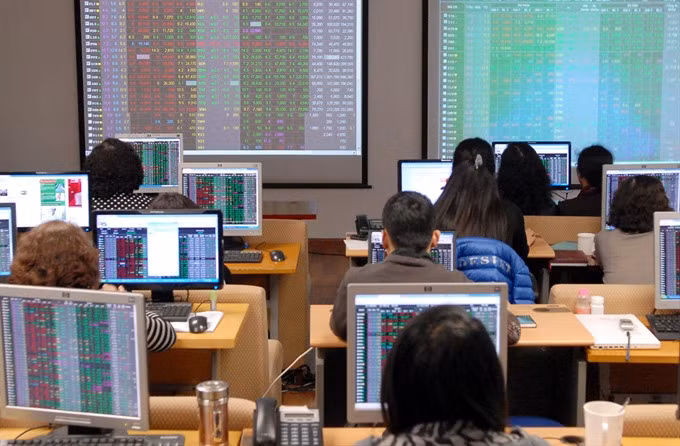 VN-Index opens week up, liquidity remains weak ảnh 1