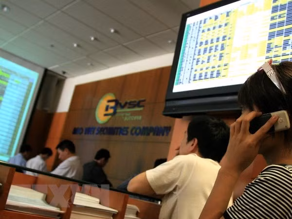 VN-Index loses more than 25 points on June 19 ảnh 1