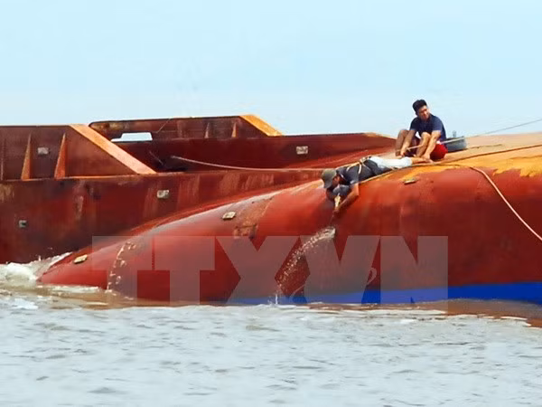 Two bodies in shipwreck near HCM City found ảnh 1