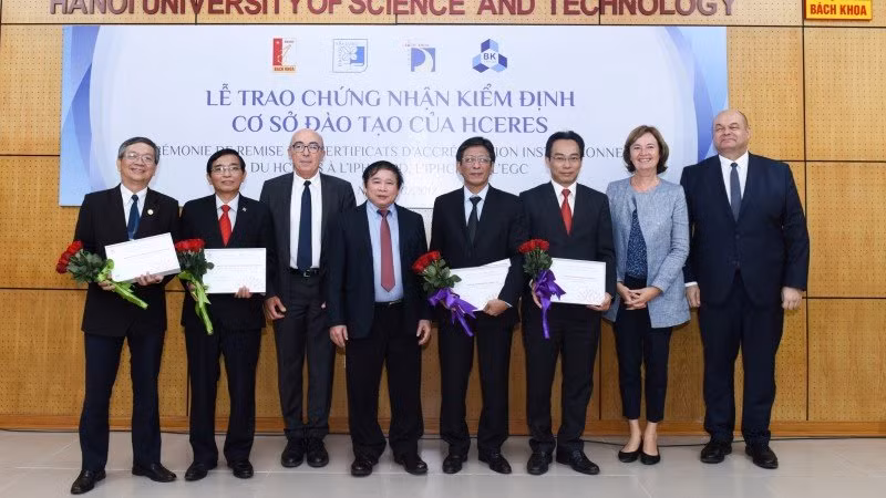 Four first Vietnamese universities receive HCERES certificates ảnh 1