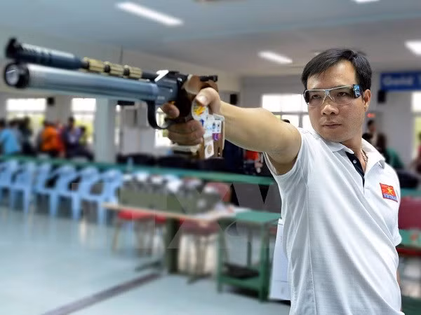 Hoang Xuan Vinh still tops men’s 10m air pistol world rankings ảnh 1