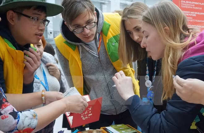 Vietnam students heat up music night of world youth festival ảnh 1