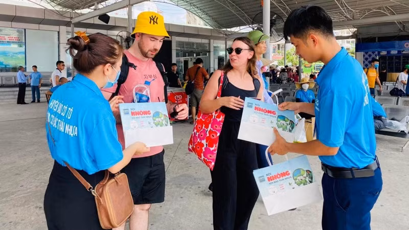 Quang Ninh: Co To island district enforces single-use plastic ban for tourists ảnh 1